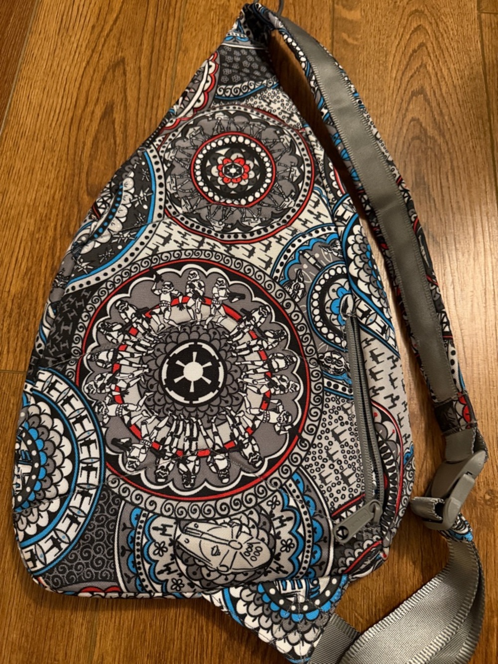 Vera Bradley Blue Gray Red Patterned Sling Bag - Picture 2 of 2